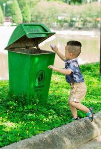 trẻ em vứt rác bừa bãi 