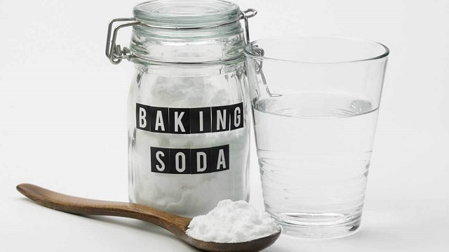 Baking soda để tẩy trắng bồn cầu